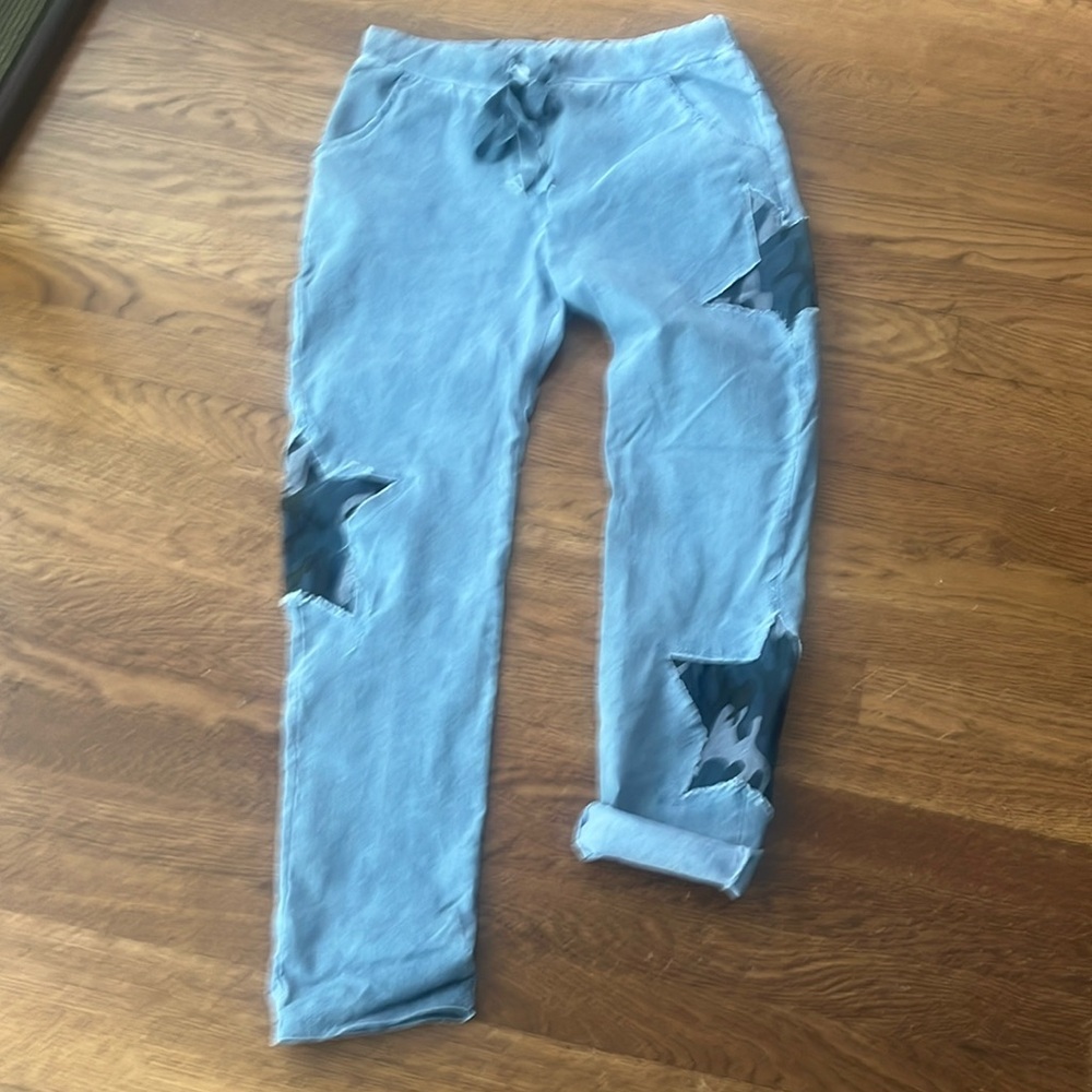 Cute cigarette pants, can be rolled up at cuffs.
